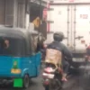 Pemudik motoris dan pengendara bajaj memilih tetap melanjutkan perjalanan di jalur arteri Pantura Cirebon menu