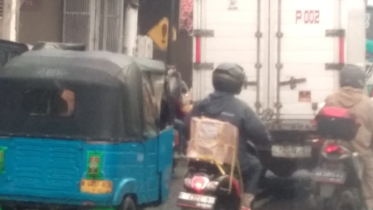 Pemudik motoris dan pengendara bajaj memilih tetap melanjutkan perjalanan di jalur arteri Pantura Cirebon menu