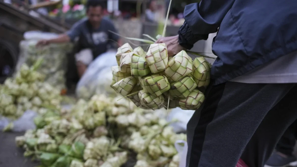 Warga berburu ketupat Lebaran (AP)