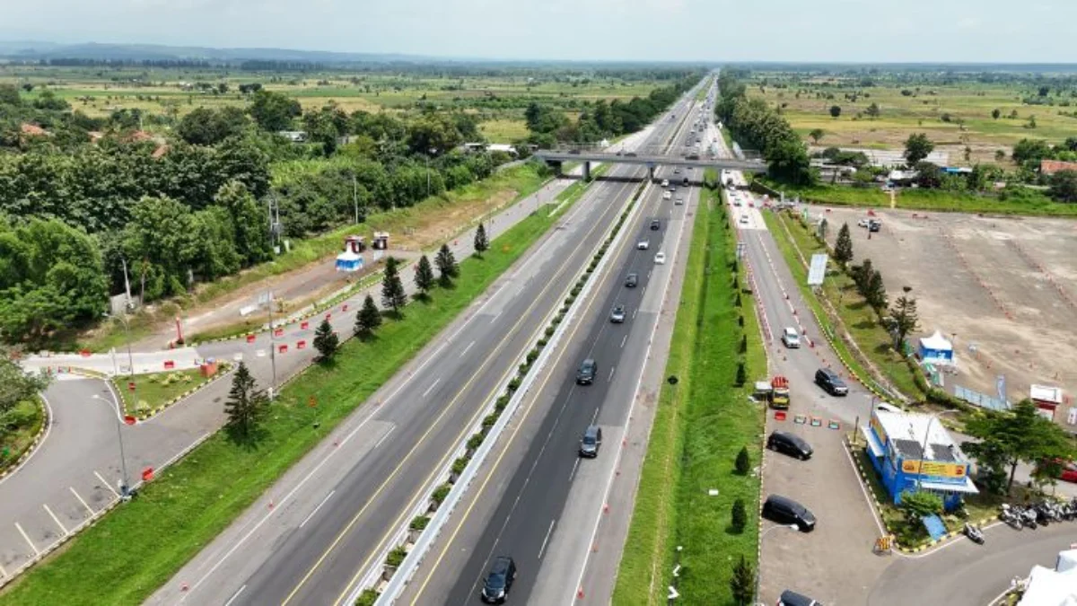 Lalu Lintas di Sejumlah Ruas Tol Terpantau Ramai Lancar, Silaturahmi Warga Lokal Melintas di Tol Cipali Situasi di ruas tol Cikopo Palimanan dari arah Jakarta menuju Cirebon