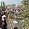 Pohon beringin yang rubuh jadi tontonan jamaah sholat id di alun-alun Pemalang