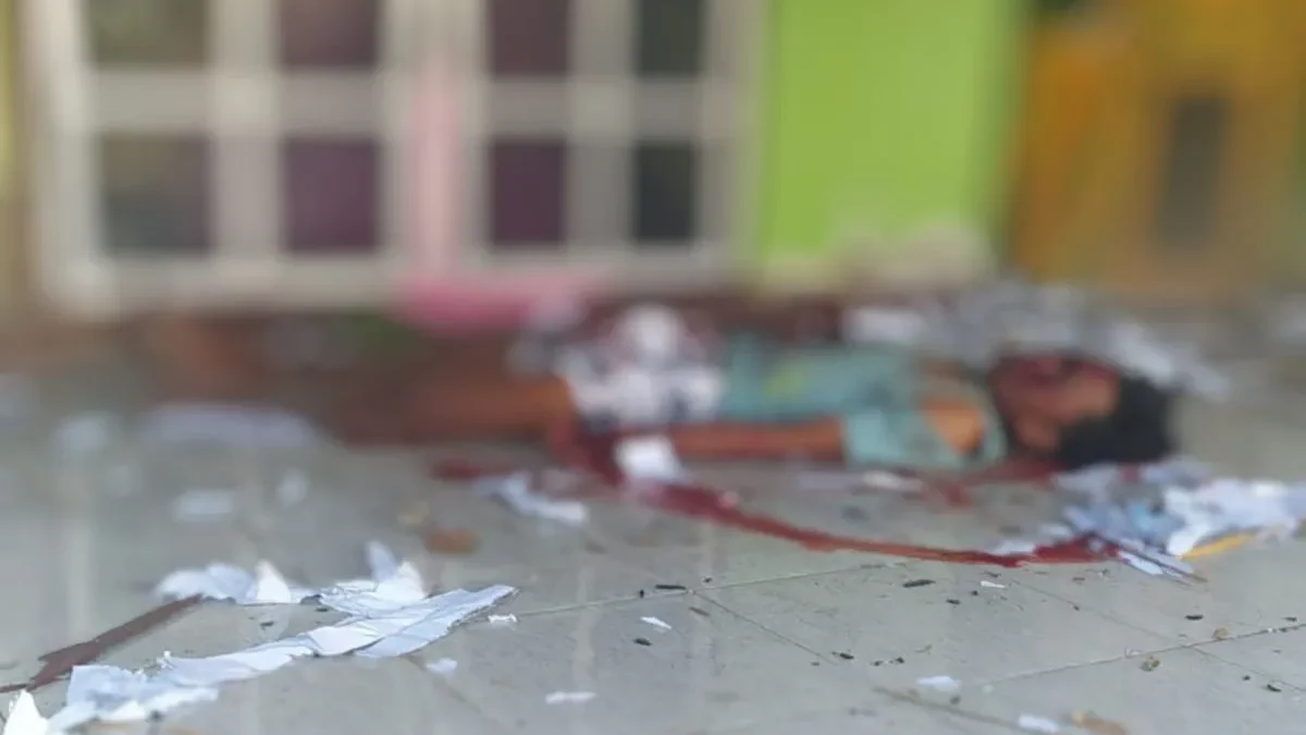 Korban terlihat terkapar di rumahnya di Lombok Tengah, Provinsi NTB akibat ledakan petasan, Senin (31/03/2025)