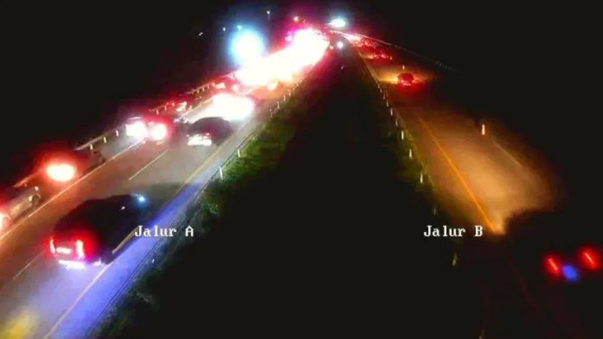 H+1 Lebaran Tol Cipali Padat Pemudik Contraflow Situasional, Ini Penyebabnya Situasi arus kendaraan saat penerapan contraflow di KM 152 Tol Cipali, Kecamatan Kertajati, Kabupaten Majaleng