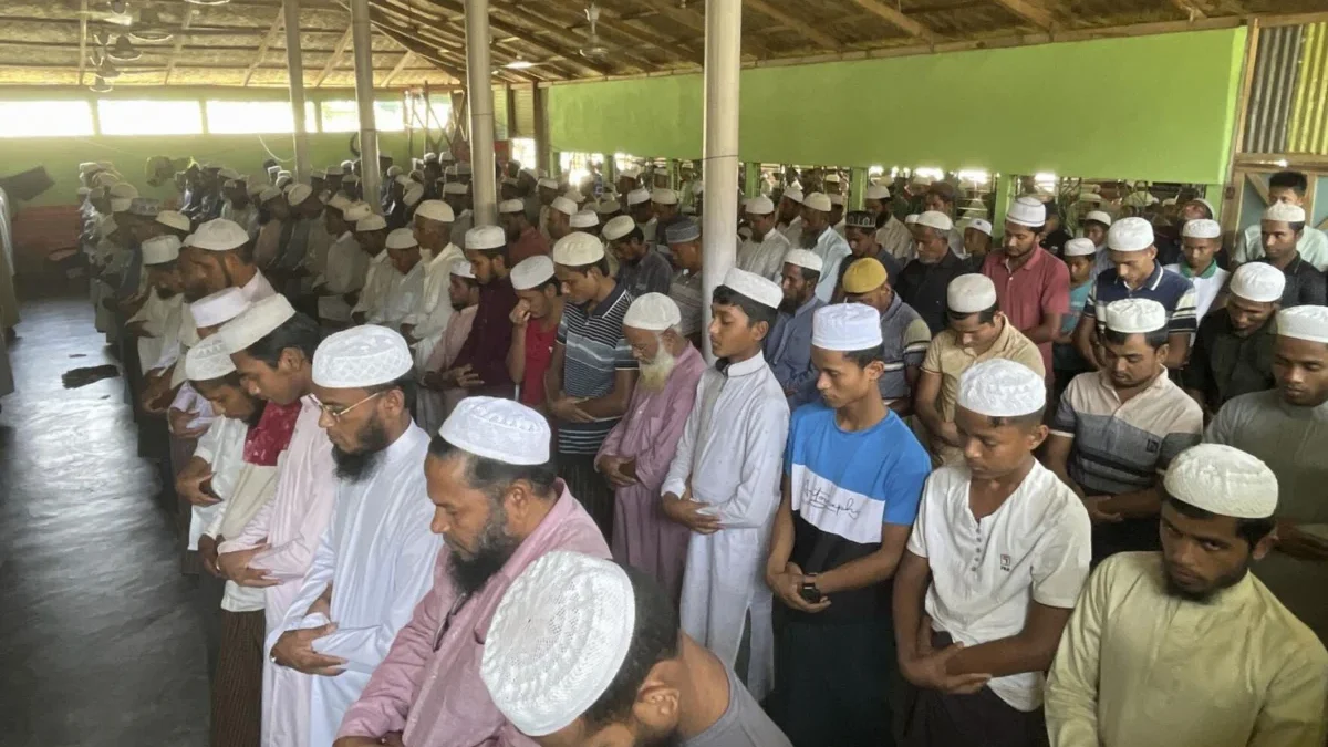 Pengungsi Rohingya sholatndi kamp Balukhali di distrik Cox\'s Bazar, Bangladesh, Jumat, 28 Maret 2025. (Shafiqu