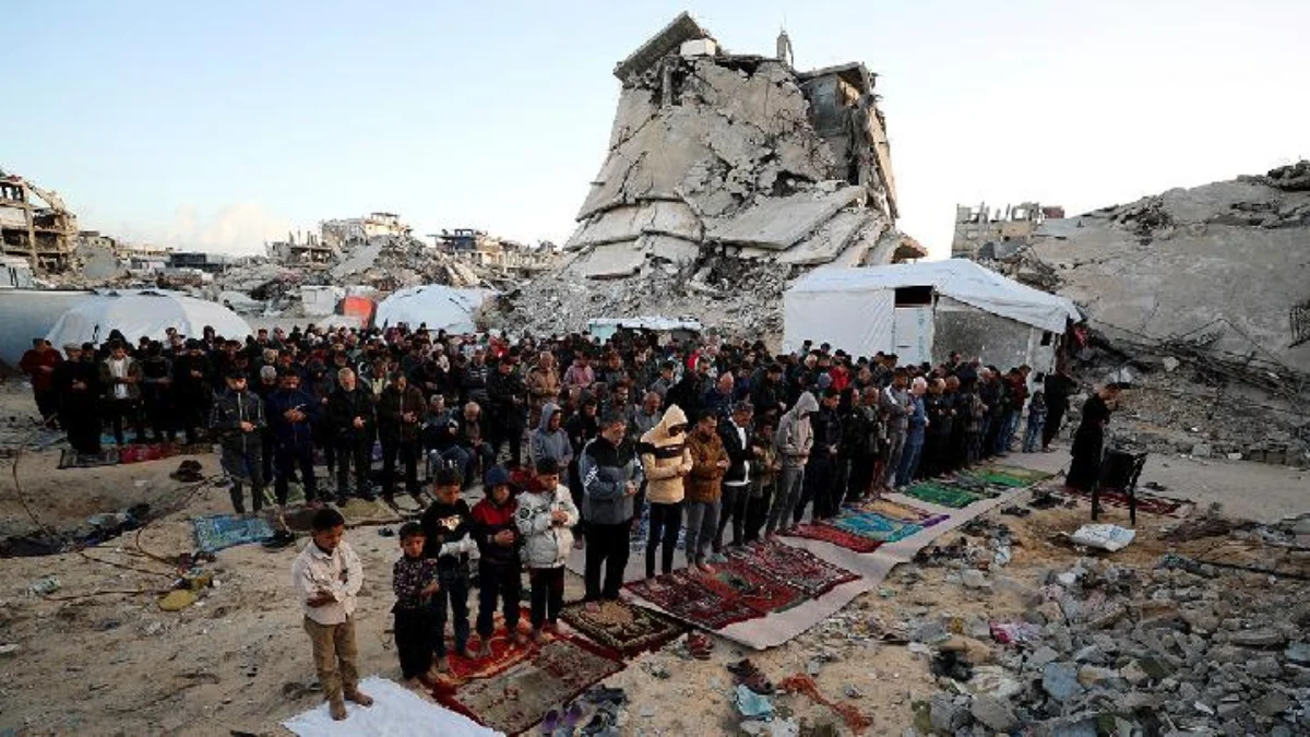 Umat muslim Palestina menghadiri salat Idul Fitri di Jabalia, di Jalur Gaza utara pada 30 Maret 2025. Pada 18