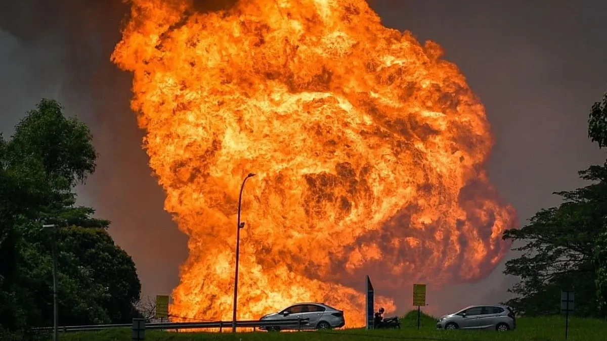 Kobaran api dari jaringan pipa gas Petronas yang terbakar di Putra Heights, Selangor, Malaysia, Selasa (1/4/20