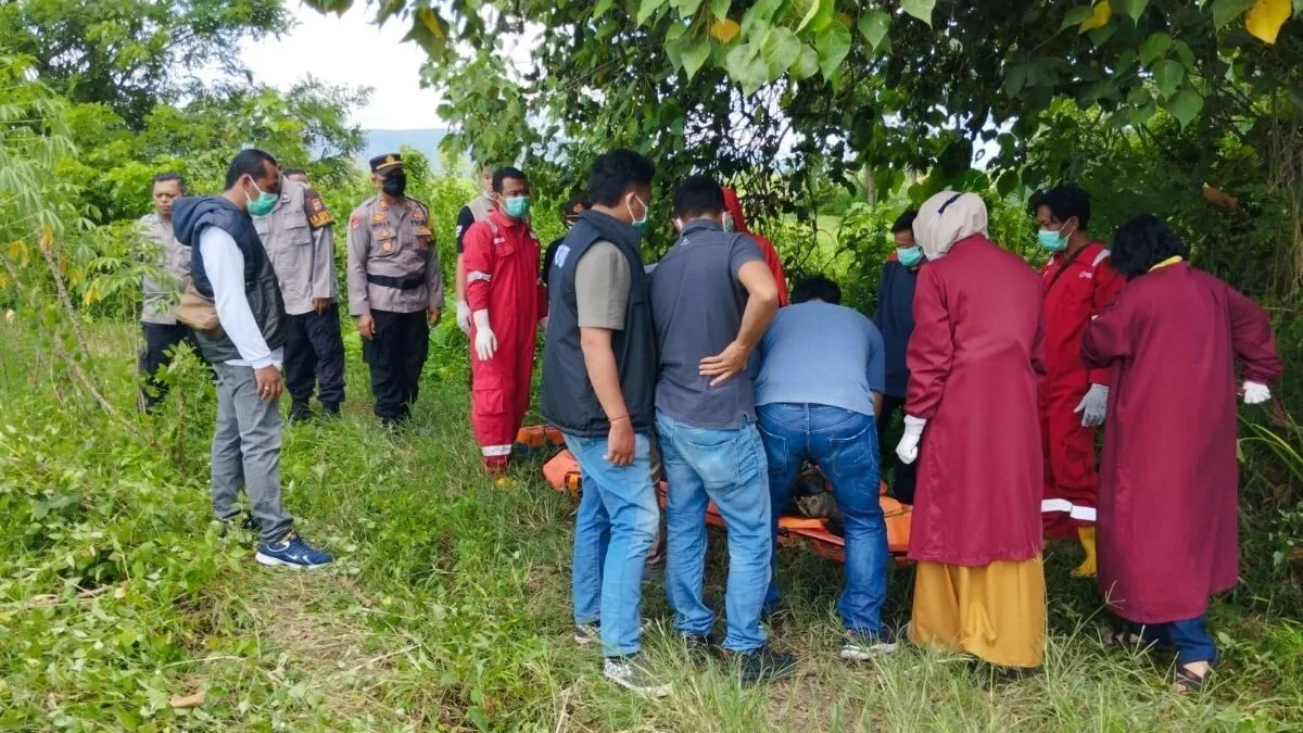 Petugas kepolisian dan medis mengevakuasi jenazah perempuan yang ditemukan di Sungai Code, Bantul, Selasa (1/4