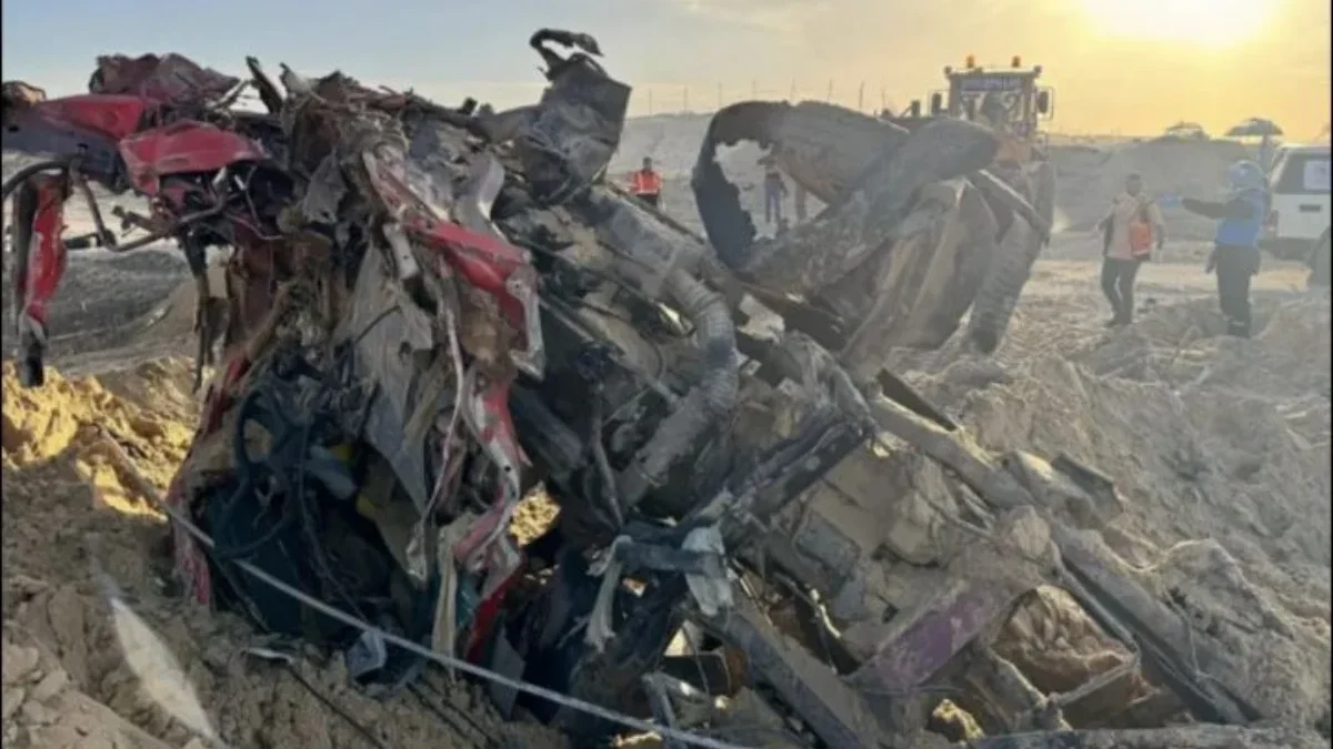 Mobil ambulans yang turut dikubur pasukan Israel. (Foto: Jonathan Whittall)