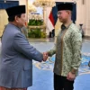 Wakil Ketua Umum PAN Eddy Soeparno menyalami Presiden Prabowo Subianto dalam Halal Bihalal di Istana Merdeka,