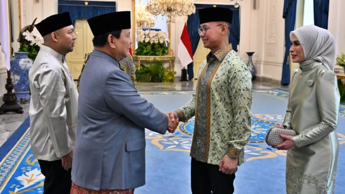 Inisiatif Putra Presiden Prabowo Temui Megawati dan Jokowi Tedukan Dinamika Politik, Waketum PAN: Momen Tepat Wakil Ketua Umum PAN Eddy Soeparno menyalami Presiden Prabowo Subianto dalam Halal Bihalal di Istana Merdeka,