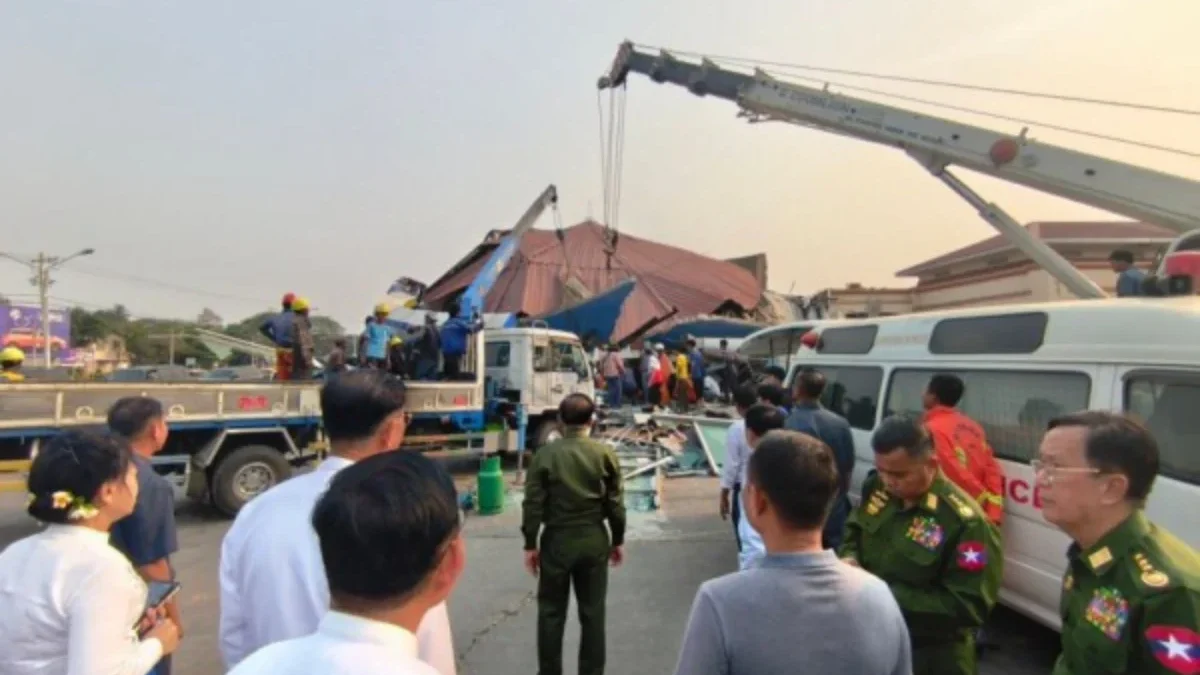 Pemimpin junta (tengah) Min Aung Hlaing melihat penyelamatan korban gempa di Myanmar. (X/@IrrawaddyNews)