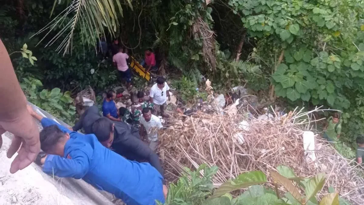 Petugas bersama masyarakat mengevakuasi korban minibus masuk jurang di Sabang, Aceh, Rabu (2/4/2025). (Dok Dit
