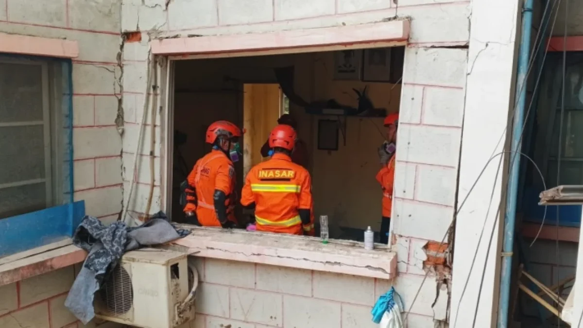 Personel Indonesia Search and Rescue (Inasar) mengevakuasi korban jiwa gempa Myanmar. (Dok. BNPB)