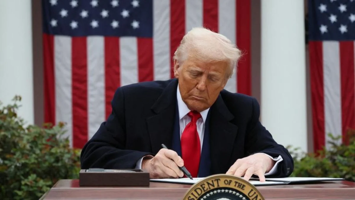 Indonesia Tunda Keputusan Rilis Respon Pemberlakuan Tarif Resiprokal Amerika Serikat Presiden Amerika Serikat Donald Trump menandatangani perintah eksekutif tentang tarif, di Rose Garden di Gedun