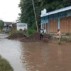 Ruas jalan kabupaten mengalami kerusakan parah di Desa Kedungneng Kecamatan Losari Brebes. (IST)