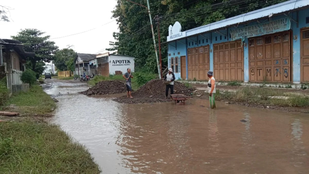 Ruas jalan kabupaten mengalami kerusakan parah di Desa Kedungneng Kecamatan Losari Brebes. (IST)