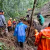 Petugas gabungan melakukan evakuasi korban longsor di Jalur Pacet-Cangar. (Dok BPBD Kota Batu)