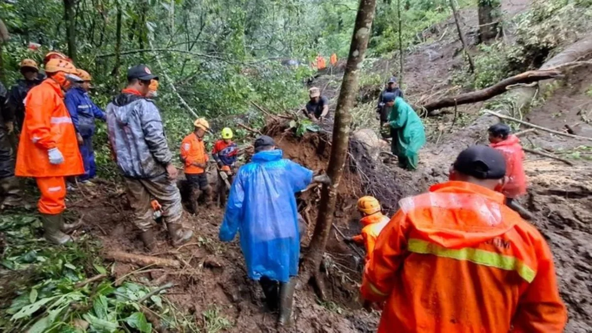 Petugas gabungan melakukan evakuasi korban longsor di Jalur Pacet-Cangar. (Dok BPBD Kota Batu)