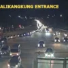 Arus lalu lintas di Gerbang Tol Kalikangkung, Jumat (4/4/2025) malam. Foto: Dok. CCTV Jasa Marga