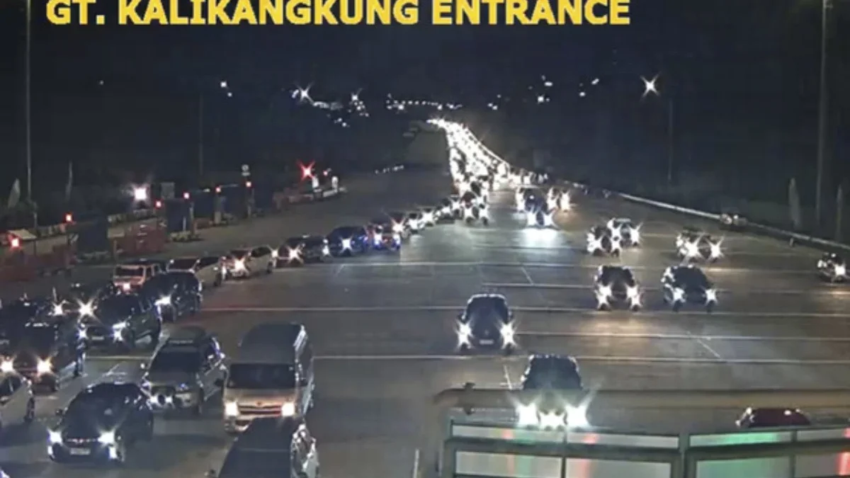 Arus Balik Lebaran Macet Parah Sepanjang 21 Kilometer Mulai KM250 Arah Cirebon hingga KM229 Arus lalu lintas di Gerbang Tol Kalikangkung, Jumat (4/4/2025) malam. Foto: Dok. CCTV Jasa Marga