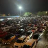 Penumpukan kendaraan pemudik yang menggunakan mobil pribadi dan bus di kantong parkir Pelabuhan Bakauheni, pad