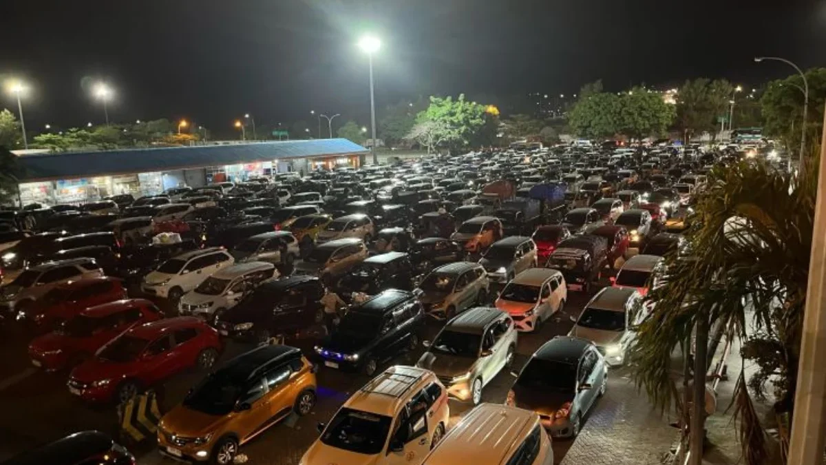 Pantauan H+3 Arus Balik Lebaran: Pelabuhan Bakauheni Dipadati Pemudik Tujuan Merak Penumpukan kendaraan pemudik yang menggunakan mobil pribadi dan bus di kantong parkir Pelabuhan Bakauheni, pad