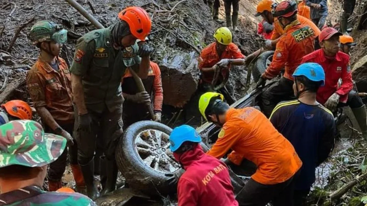 Tim SAR gabungan dan relawan evakuasi korban longsor Jalur Pacet-Cangar, Mojokerto. Jenazah dievakuasi dari 2