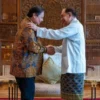 Menko Perekonomian Airlangga Hartarto saat PM Malaysia Datuk Seri Anwar Ibrahim di kantornya di Putrajaya. (Fo