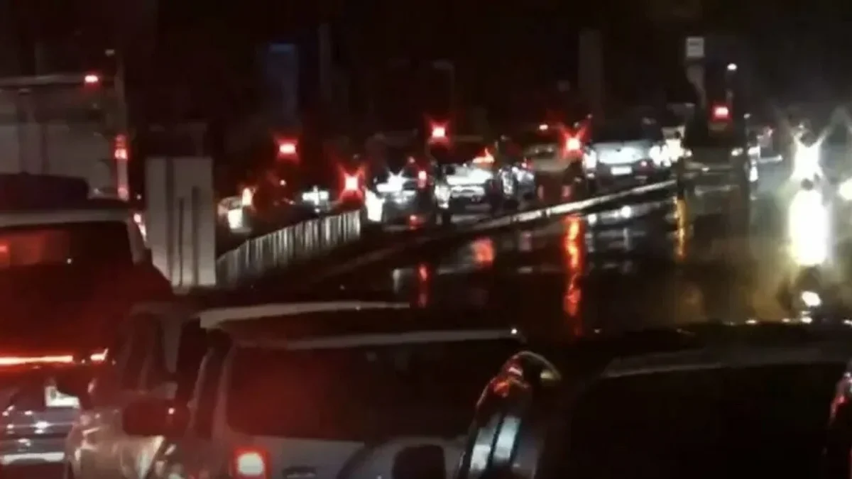 Pemudik melintasi jalur Nagreg, Kabupaten Bandung, Jawa Barat.