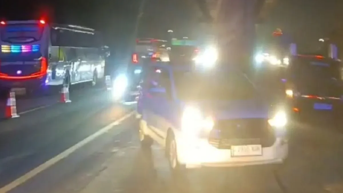 Rekayasa lalu lintas contraflow 1 lajur diberlakukan di KM 70 hingga KM 36 Tol Japek atas diskresi kepolisian.