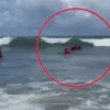 Tim Satlinmas melakukan pertolongan terhadap korban tenggelam di Pantai Parangtritis, Bantul. Jumat (4/4/2025)