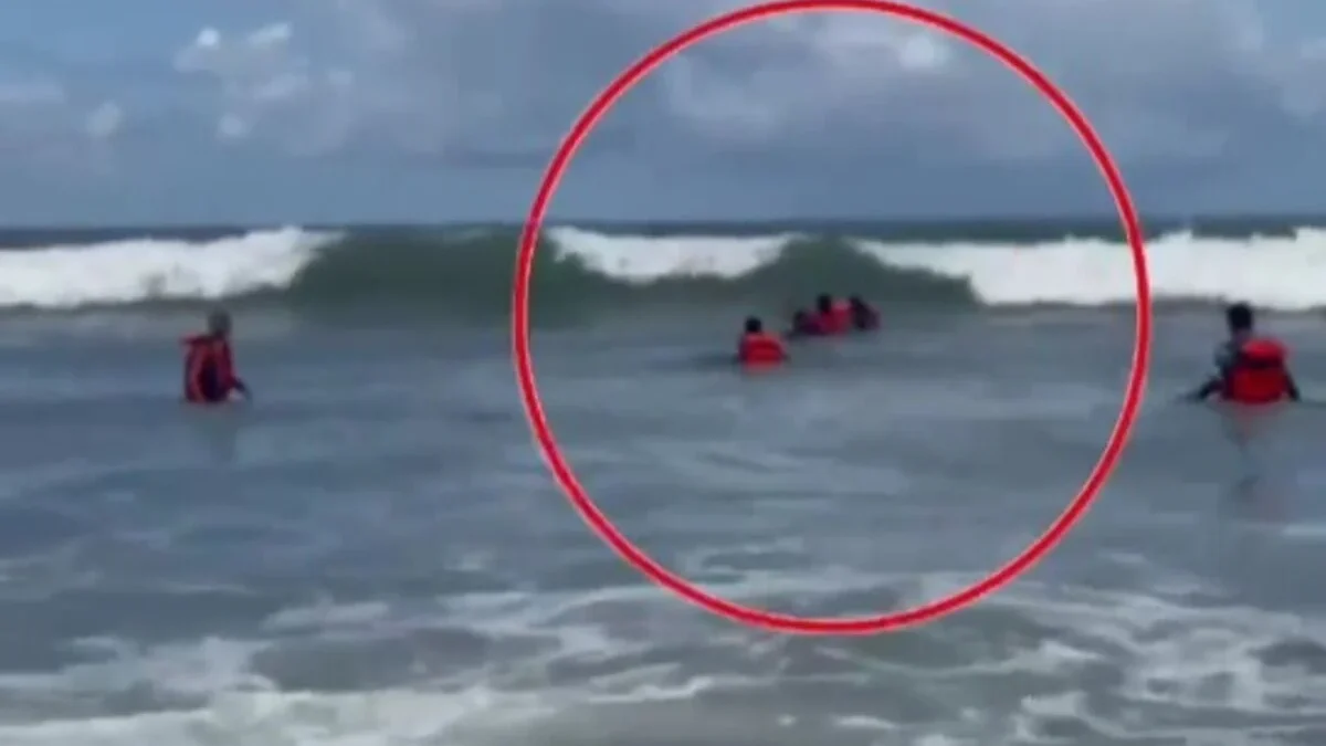 Tim Satlinmas melakukan pertolongan terhadap korban tenggelam di Pantai Parangtritis, Bantul. Jumat (4/4/2025)