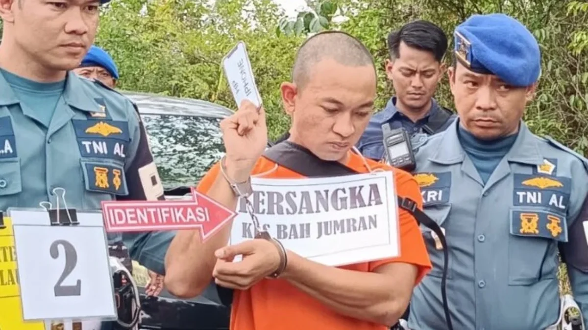 Tersangka Kelasi Satu Jumran, prajurit TNI AL, mengikuti olah tempat kejadian perkara pembunuhan jurnalis Juwi