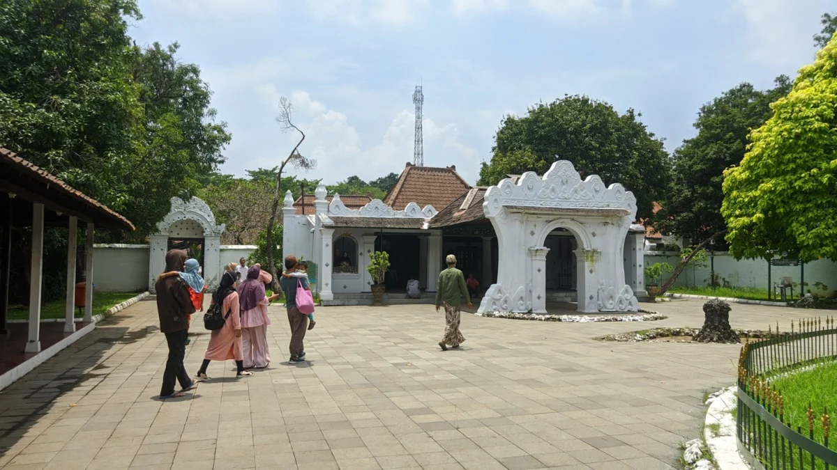 Wisatawan yang berkunjung ke keraton kasepuhan mengalami peningkatan