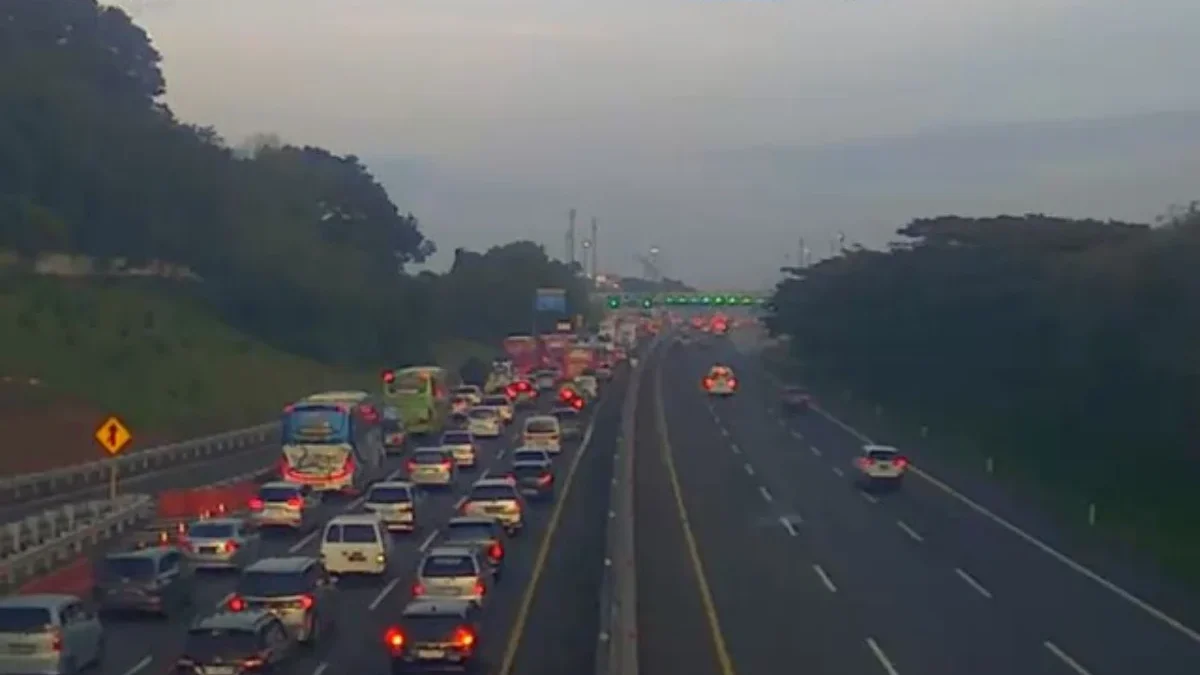 Arus lalu lintas di Tol Trans Jawa Minggu (6/4) Pagi (Foto: CCTV Travoy Jasa Marga)