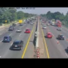 Situasi lalu lintas di KM 61+500 Tol Jakarta-Cikampek, imbas kecelakaan beruntun, pada Minggu (6/4). (Foto:
