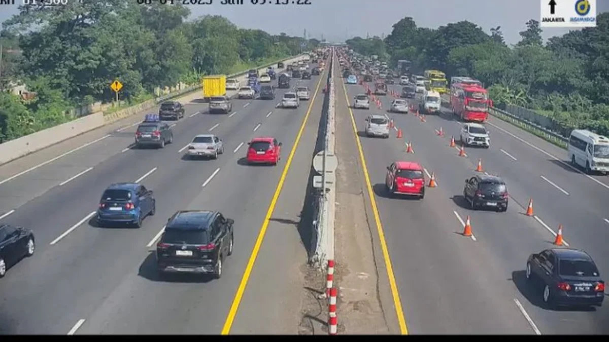 Kecelakaan Beruntun di Tol Japek KM63 Segmen Dawuan, Padat Merayap Laju Kendaraan Tak Bisa Lebih 40 Km/Jam Situasi lalu lintas di KM 61+500 Tol Jakarta-Cikampek, imbas kecelakaan beruntun, pada Minggu (6/4). (Foto: