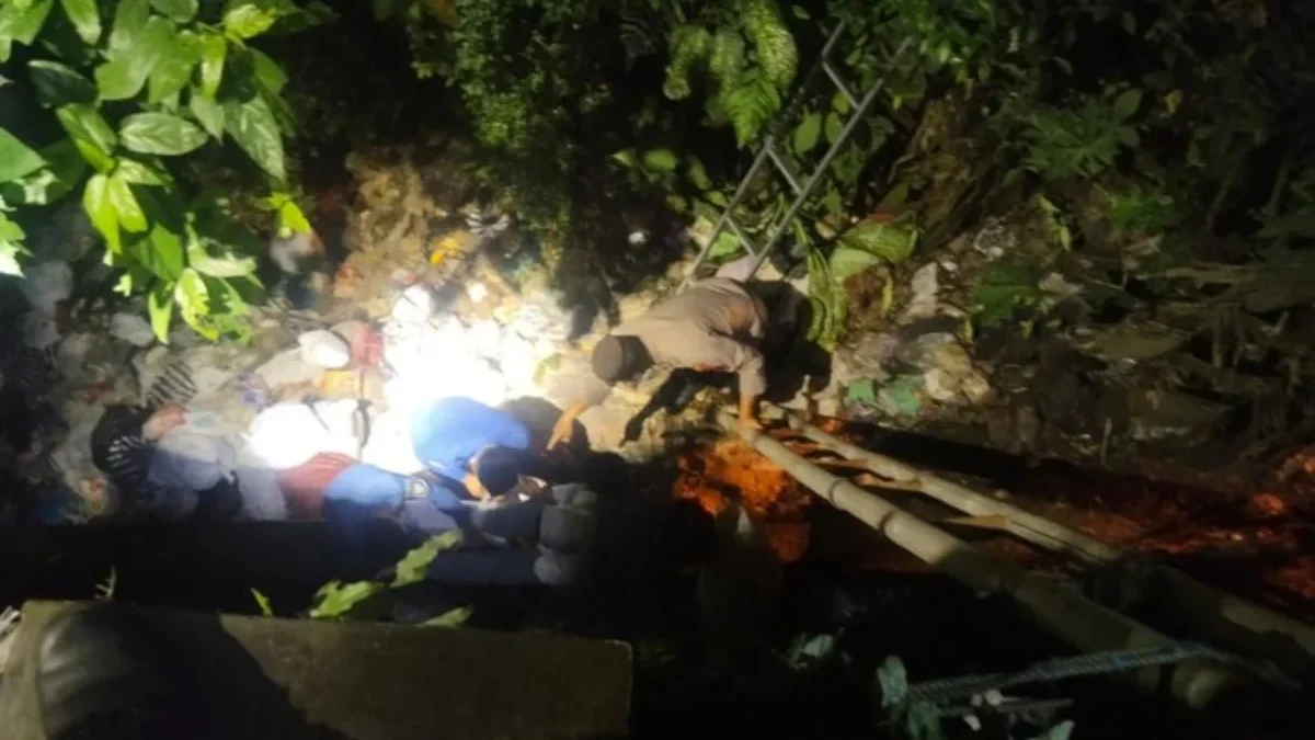 Kaget Diklakson Mobil, 2 Wanita Warga Desa Karanganyar Terjatuh dari Jembatan Saat Buang Sampah Petugas gabungan mengevakuasi dua perempuan terjatuh ke jurang Sungai Bulan, Kecamatan Karanganyar, Kabupaten