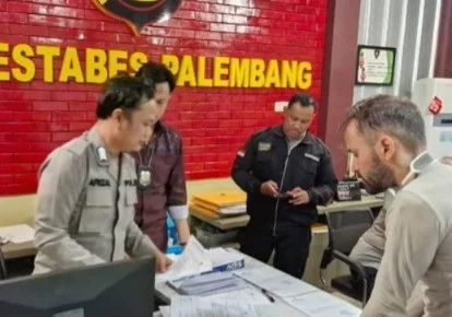 warga negara asing (WNA) asal Rusia, Konstantin Bazrov (33), menjadi korban pencurian kendaraan bermotor saat