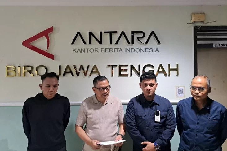 Oknum Anggota Tim Pengamanan Protokoler Kapolri Pelaku Kekerasan Terhadap Pewarta Foto ANTARA Minta Maaf Ipda Endry Purwa Sefa (dua dari kanan) didampingi Kabid Humas Polda Jateng Kombes Pol Artanto mendatangi Kanto