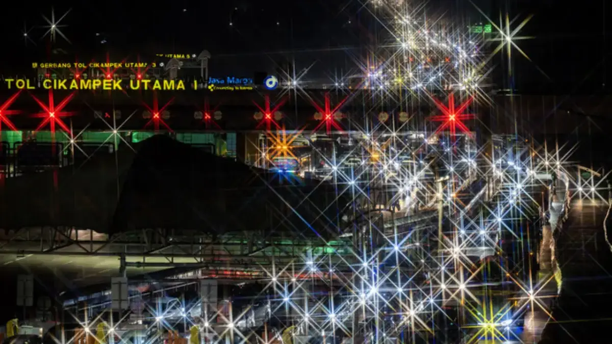 Sejumlah kendaraan pemudik melaju perlahan di Gerbang Tol Cikampek Utama di Karawang, Jawa Barat, Minggu (6/4/
