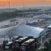Antrian kendaraan di Gerbang Tol Cikampek Utama, Karawang, Jawa Barat, pada arus balik Lebaran 2025, Minggu (6