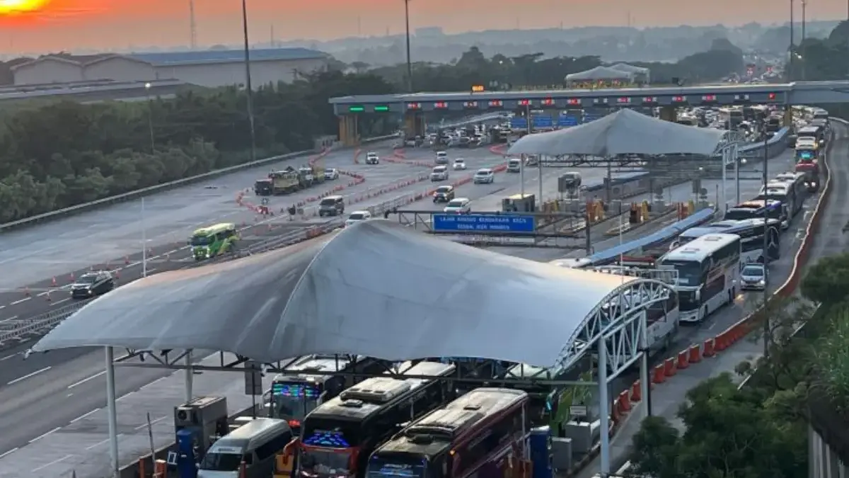 Tol Japek Arah Jakarta Senin Pagi Padat, Sistem Buka Tutup di Sejumlah Rest Area Antrian kendaraan di Gerbang Tol Cikampek Utama, Karawang, Jawa Barat, pada arus balik Lebaran 2025, Minggu (6