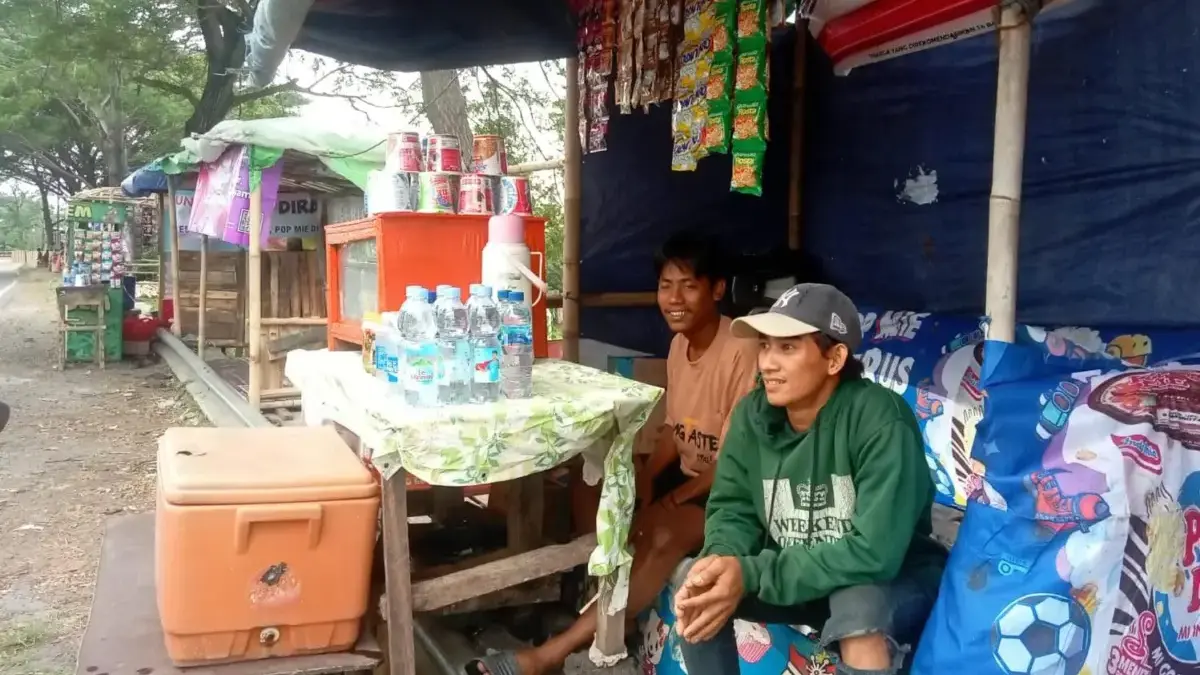 Warung dadakan di sepanjang Jalan Lingkar Luar Tanjungpura, Karawang mulai menjamur jelang arus mudik Lebaran