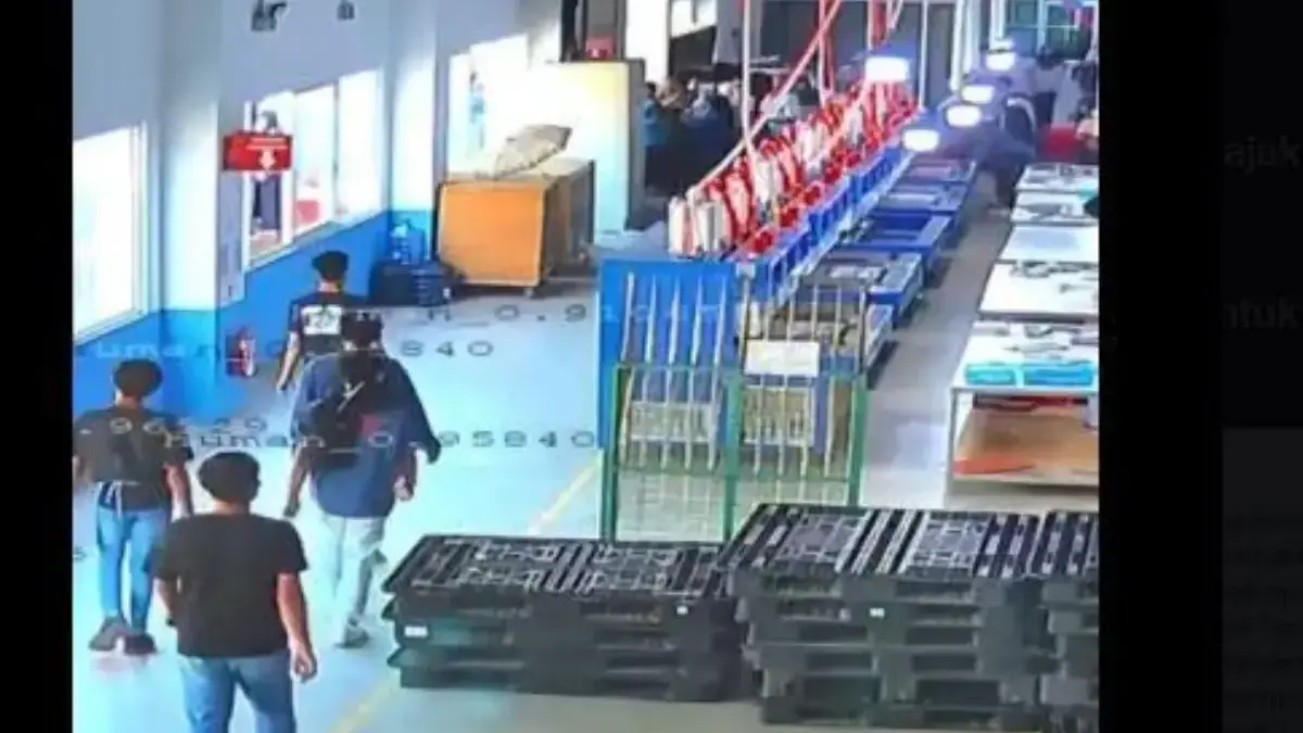 Tangkapan layar detik-detik buruh mensweeping pabrik PT Yihong Novatex dan mengajak para pekerja untuk mogok s