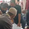 Jenazah Situr Wijaya, Jurnalis yang meninggal dunia di Jakarta, tiba di Kabupaten Sigi, Minggu (6/4). (Antara)