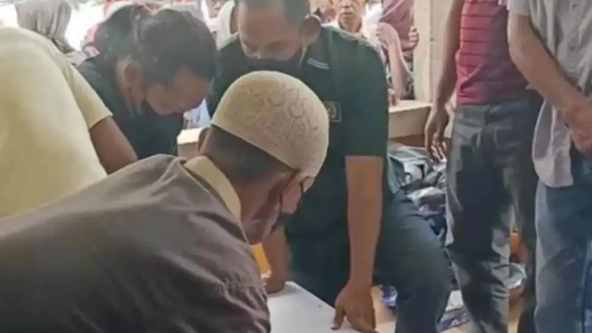 Jenazah Situr Wijaya, Jurnalis yang meninggal dunia di Jakarta, tiba di Kabupaten Sigi, Minggu (6/4). (Antara)