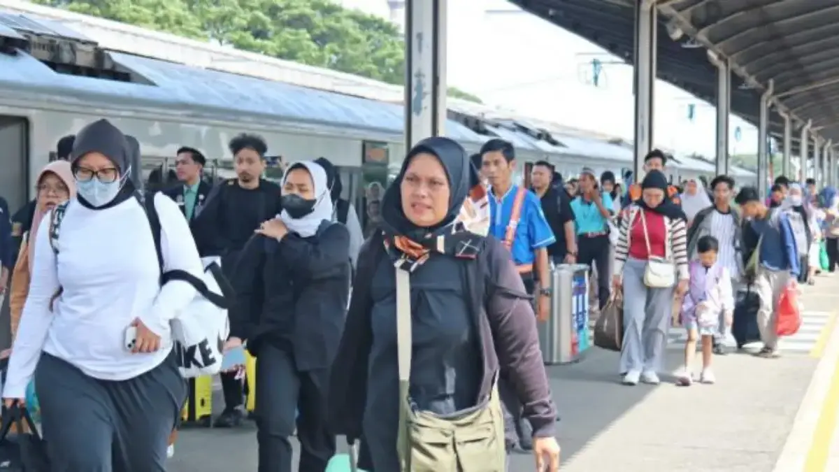 Penumpang di stasiun wilayah PT KAI Daop 3 Cirebon. (IST)