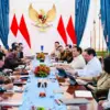 Presiden Prabowo Subianto gelar rapat dengan sejumlah menteri Kabinet Merah Putih (KMP) di Istana Kepresidenan