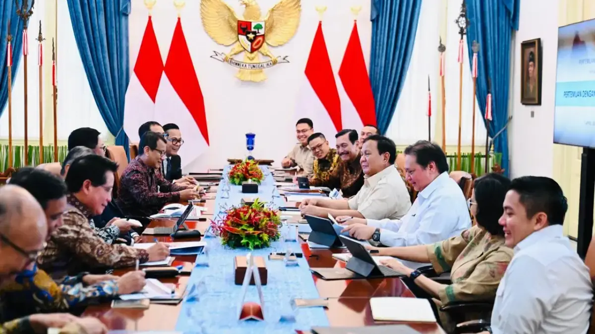 Presiden Prabowo Subianto gelar rapat dengan sejumlah menteri Kabinet Merah Putih (KMP) di Istana Kepresidenan